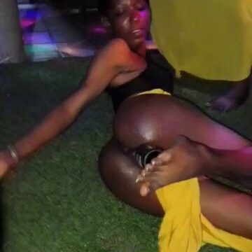 Baikoko dance wasichana kuonyesha uchi hadharani XXX video